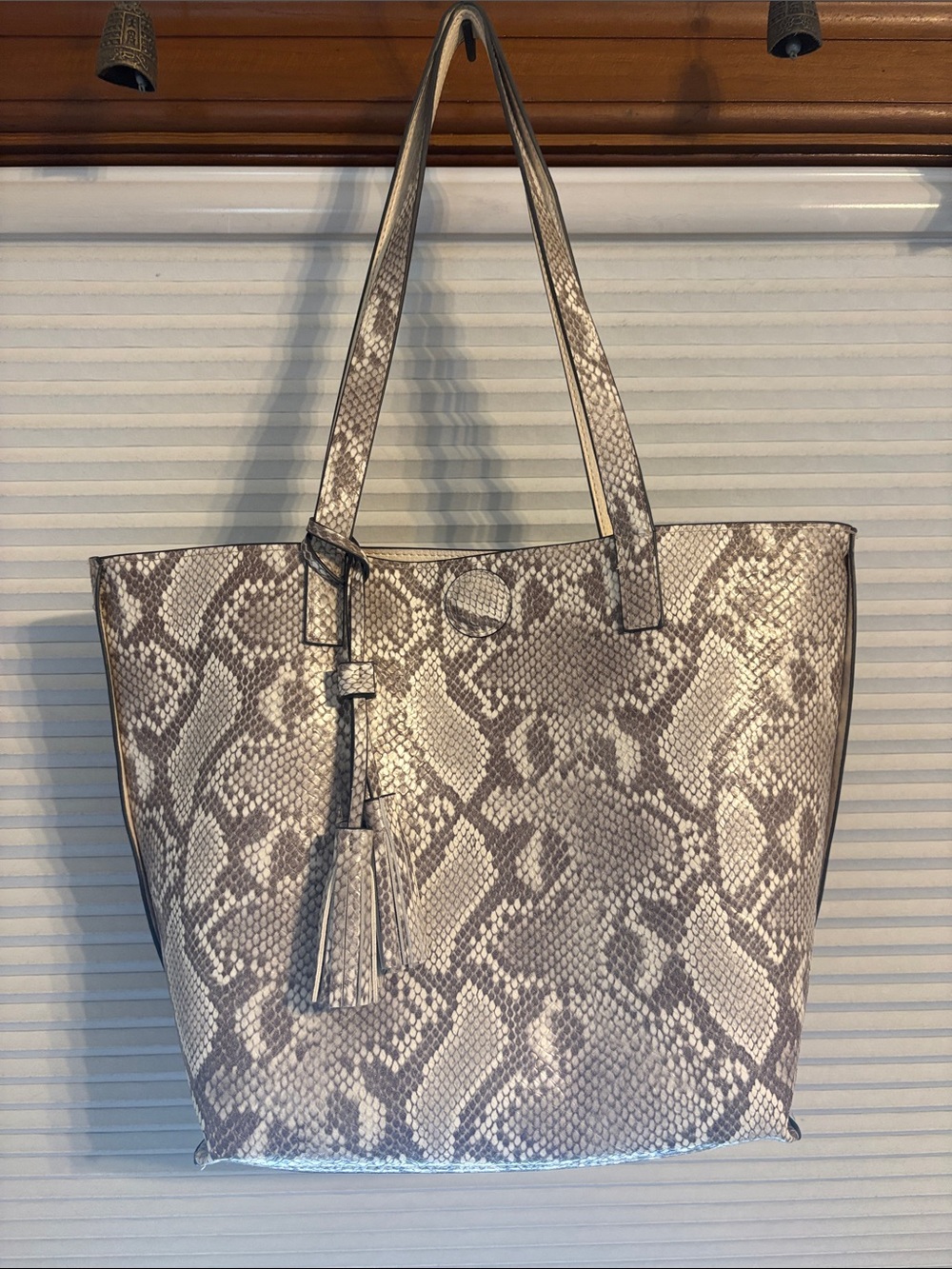 Vegan snake skin purse with matching wristlet. Magnetic closure with tassel.